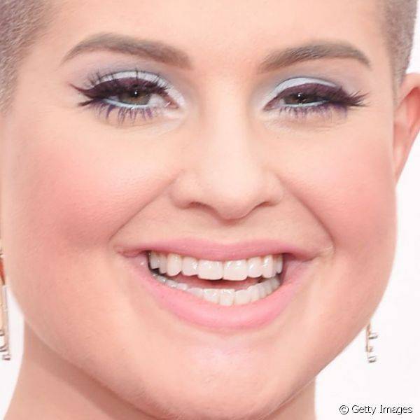 No Emmy Awards 2014, Kelly combinou a colora??o de seus cabelos com o tom de sua sombra lil?s